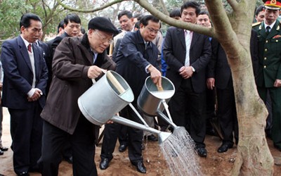 Нгуен Фу Чонг присутствовал на церемонии посадки деревьев в уезде Тхатьтхат - ảnh 1